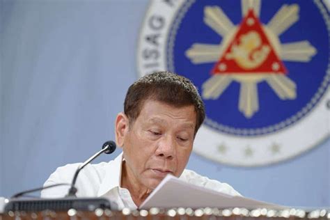 Duterte splits Caloocan into 3 districts .